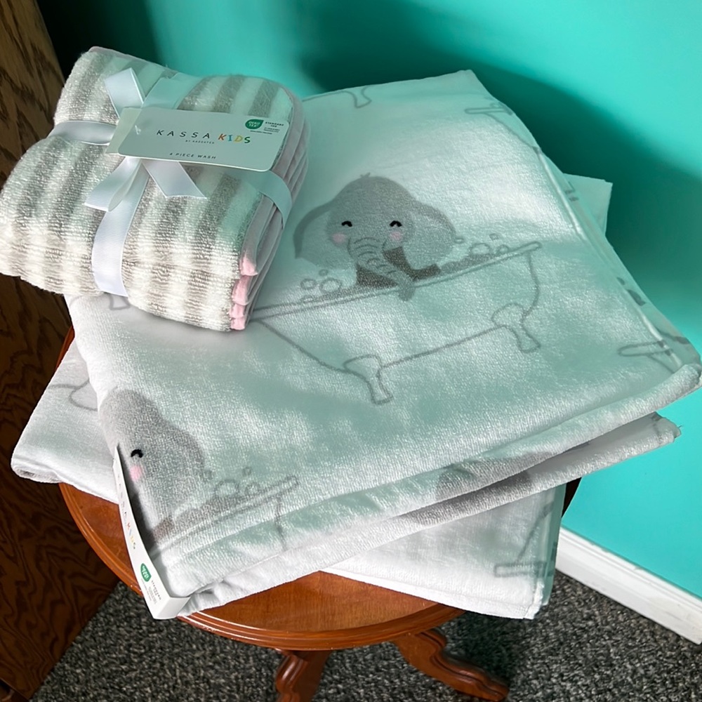 Set of brand new with tags Kassa Kids bath towels